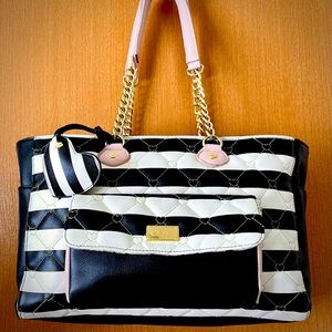 👄 Luv Betsey Johnson BlK & Wht Stripes Embroidered Hearts w/ Heart Key Fob